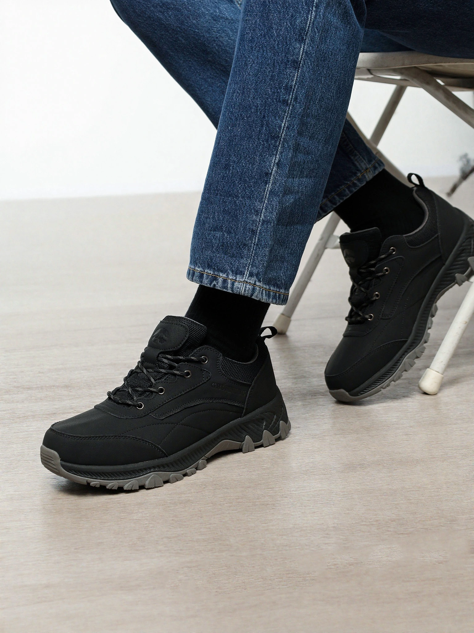 Кроссовки комбинированные черного цвета на рельефной подошве